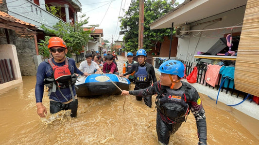 Floods Hit Jabodetabek, Human Initiative Team Helps Evacuate Residents