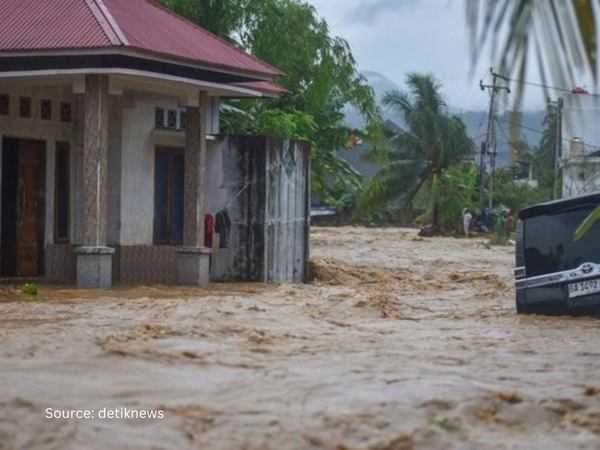 Flash Floods Hit Padang, Indonesia Affecting 498 People and Cutting Off Road Access